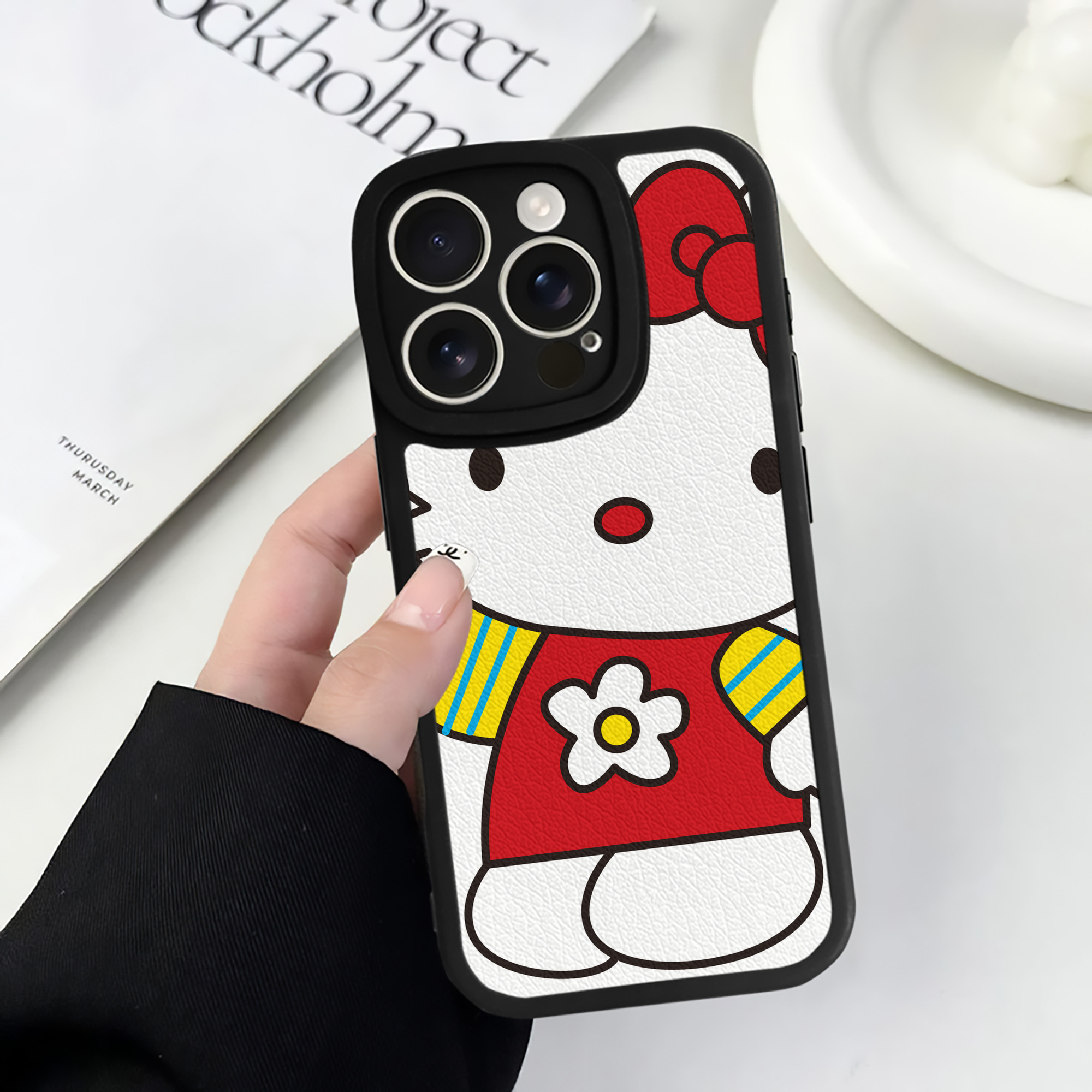 （画像用） Hello Kitty ハローキティ 【iPhone 16シリーズ対応】シリコンスマホケース（レザー調） 材質：シリコン